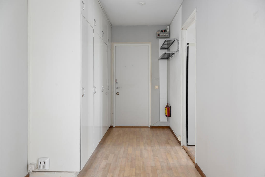 Fyra inbyggda garderober i hallen