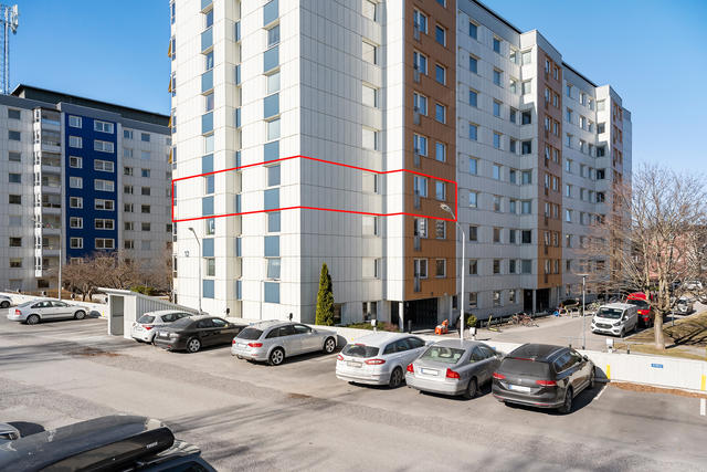 Lägenheten sträcker sig kring hela gaveln på huset!