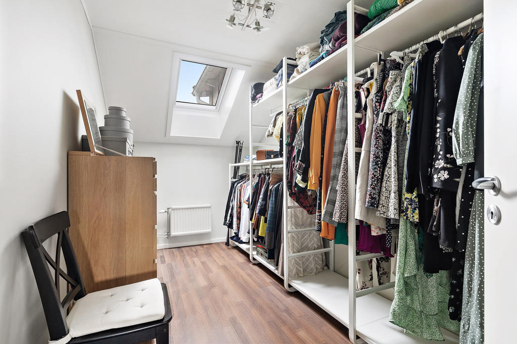 Idag nyttjas ena rummet som walk in closet