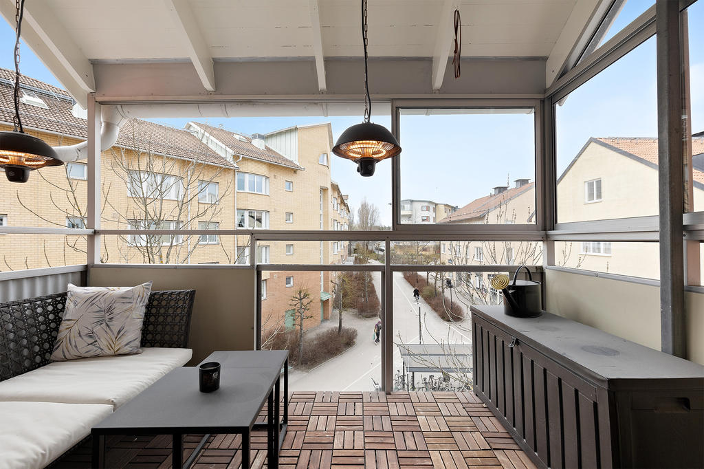 Mysig väderskyddad balkong högst upp i huset