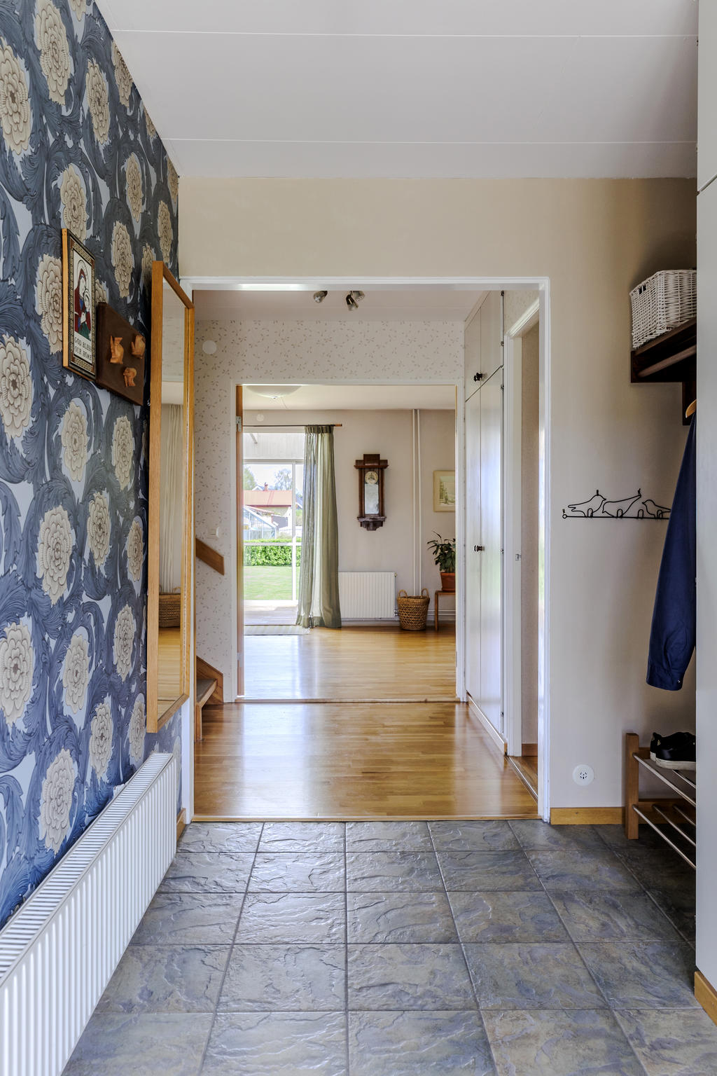Rymlig hall på entréplan