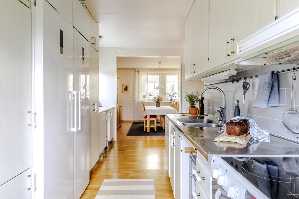 Kök med vy mot matplats