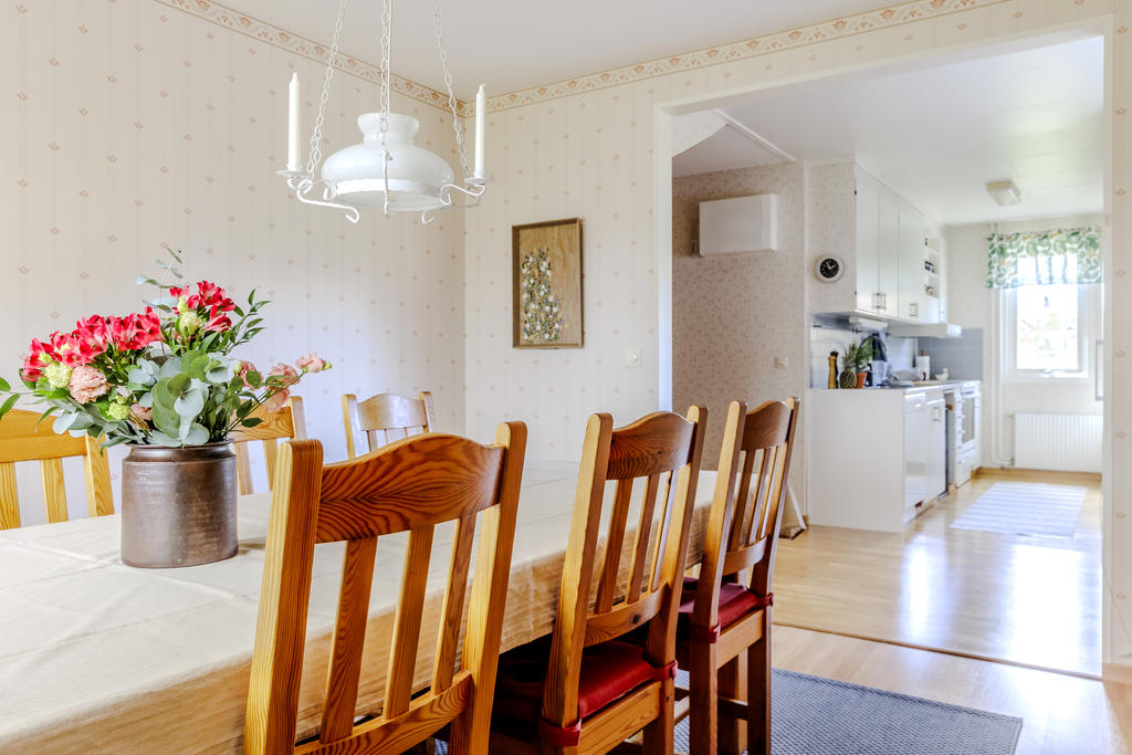 Matplats med vy mot kök