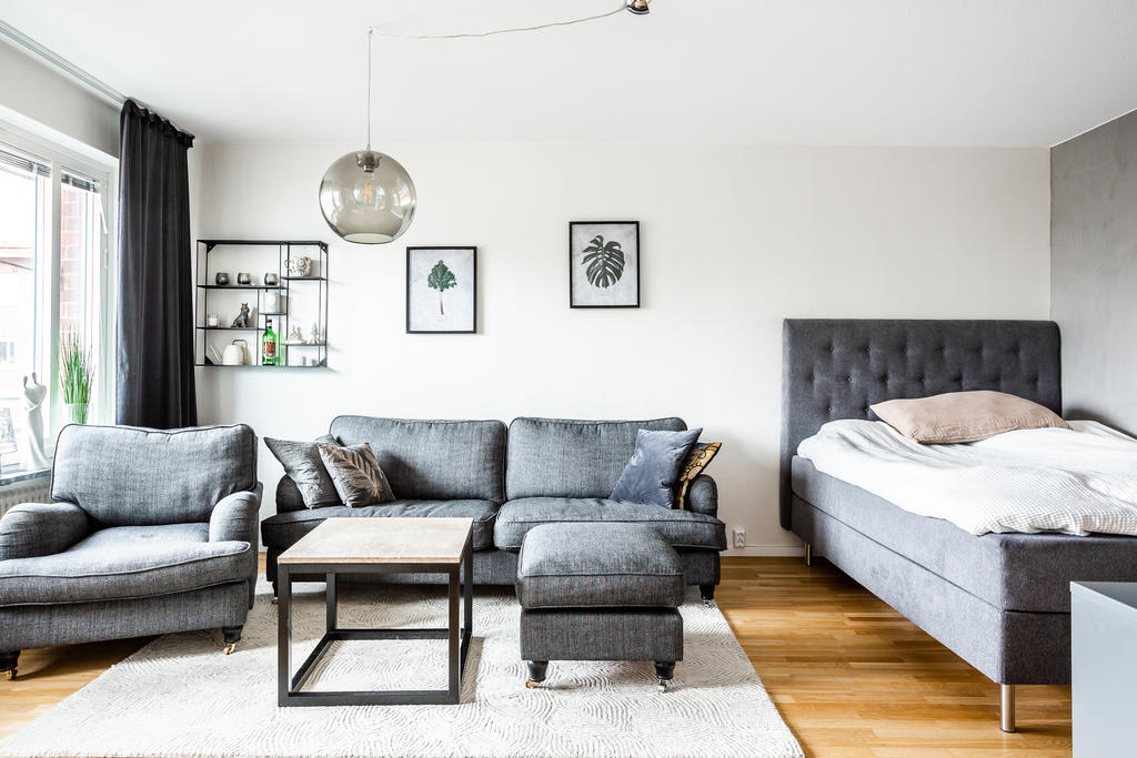 Rymligt rum med plats för både soffgrupp och större säng.