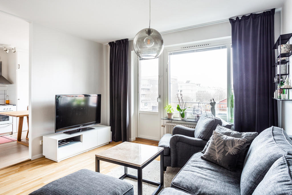 Rum med utgång till bostadens balkong i söderläge!