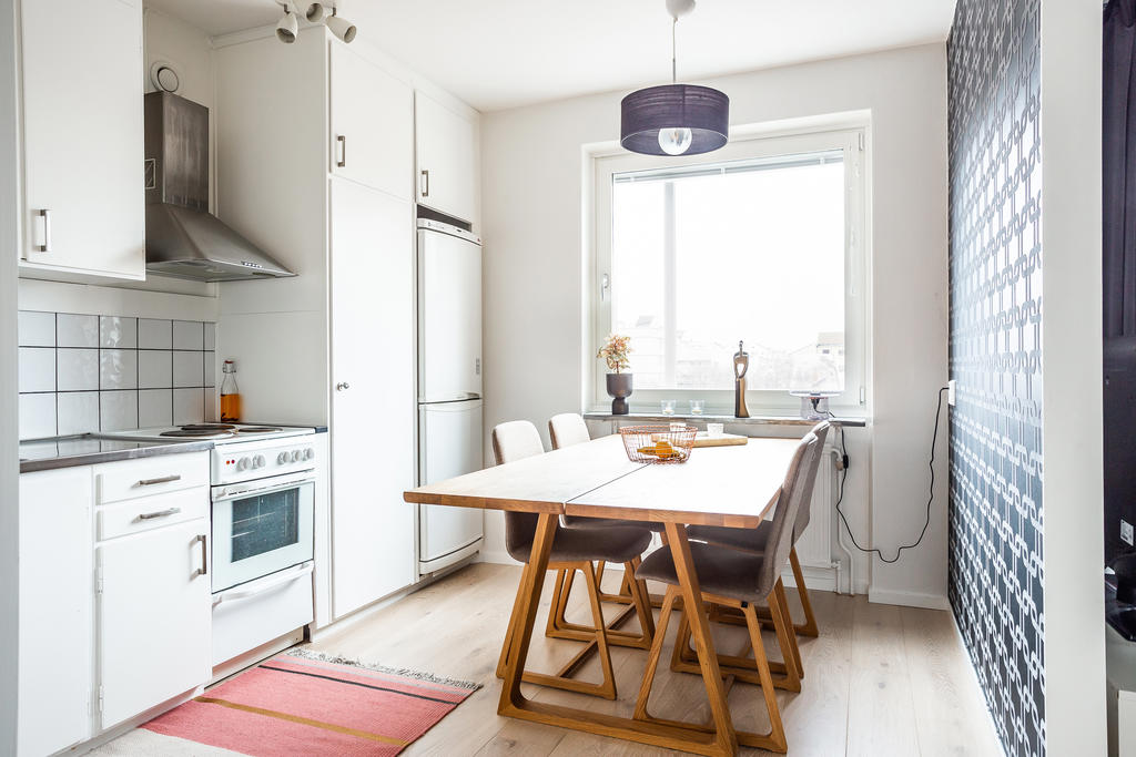 Ljust och rymligt kök med plats för större matgrupp.