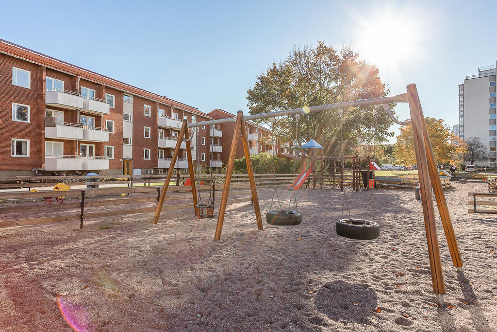 Stor lekplats på innegården.