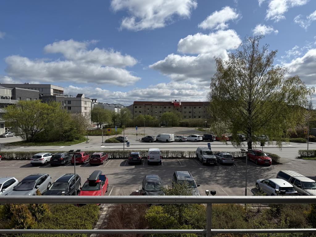 Utsikt från bostadens balkong.
