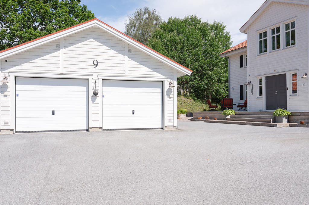 Dubbelgarage och stora parkeringsytor