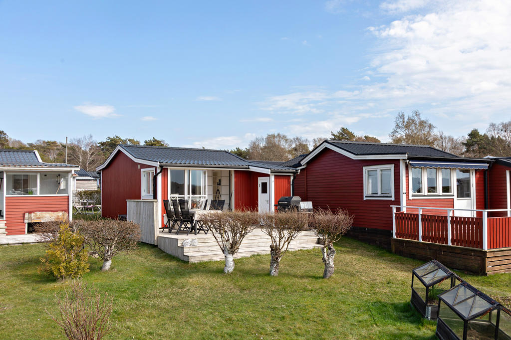 I och med stugans ultimata läge får ni, utöver ett strålande läge med sol från morgon till sen kväll, även möjlighet att odla och skörda både bär och grönsaker, samt vackra blomster