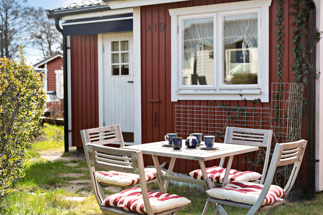 På framsidan njuter ni av morgonsolen till dagsens första kopp kaffe