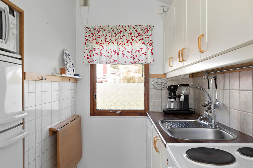 Kök utrustad med diskmaskin, kyl/frys, mikro, spis och ugn. Ett litet klaffbord för morgonkaffet eller extra avställningsyta
