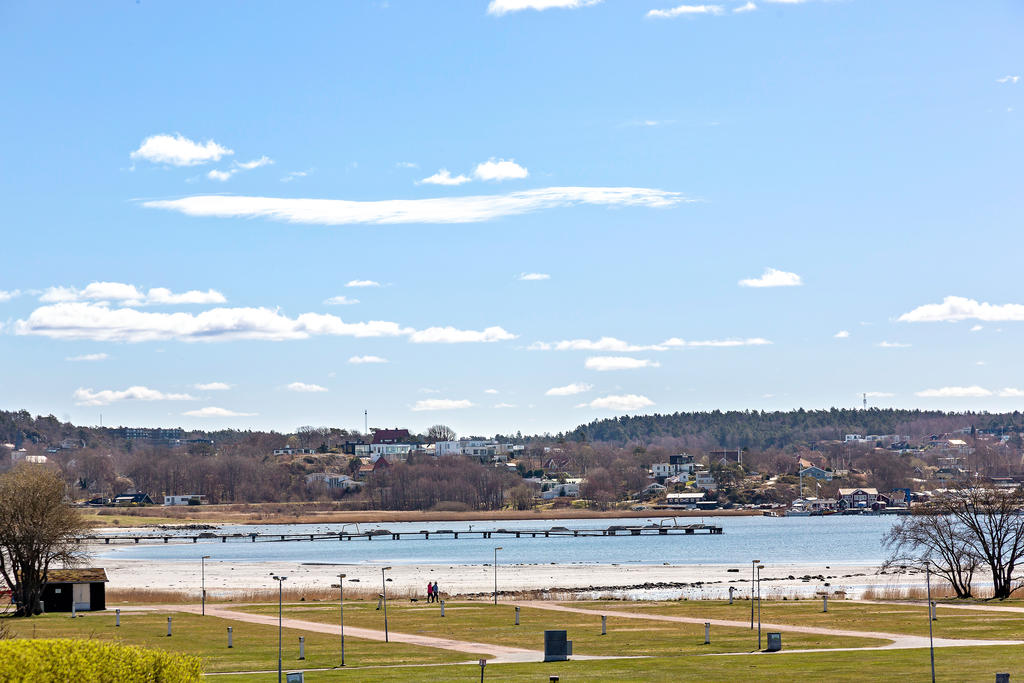 Från trädgården har ni utsikt över Askimspiren och campingen