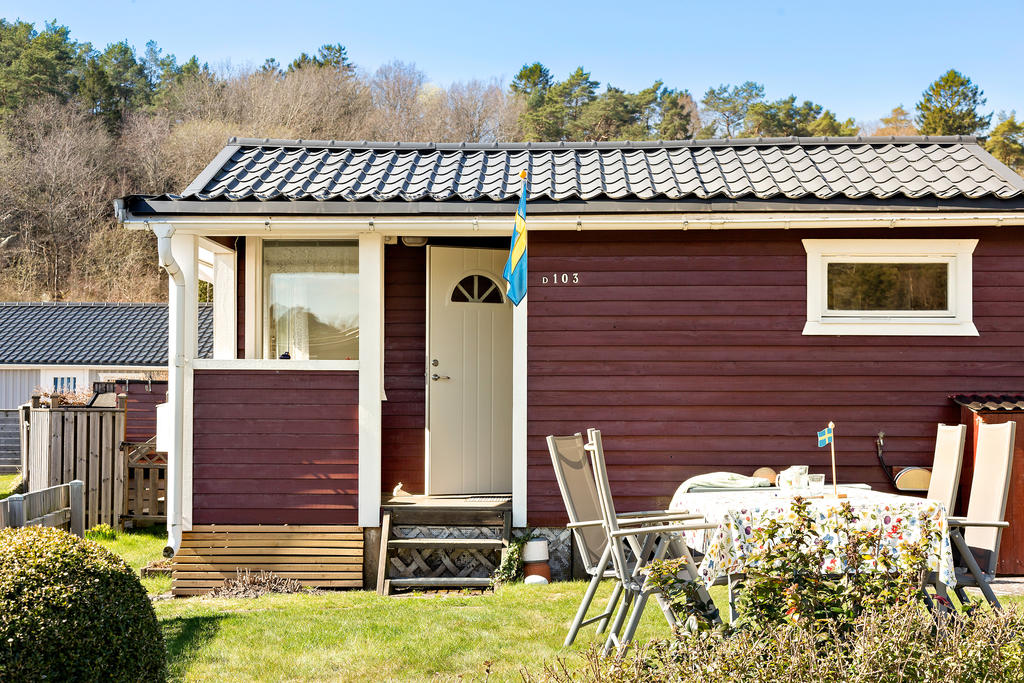 Skyddad uteplats under tak vid entrén