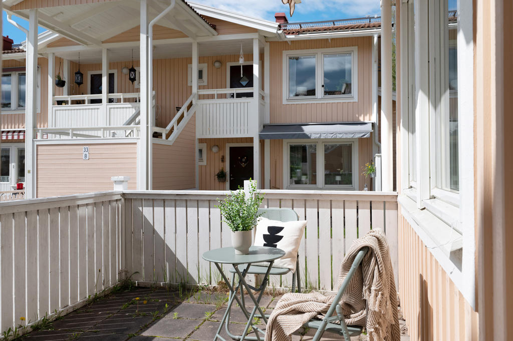 Stenbelagd uteplats vid entrén