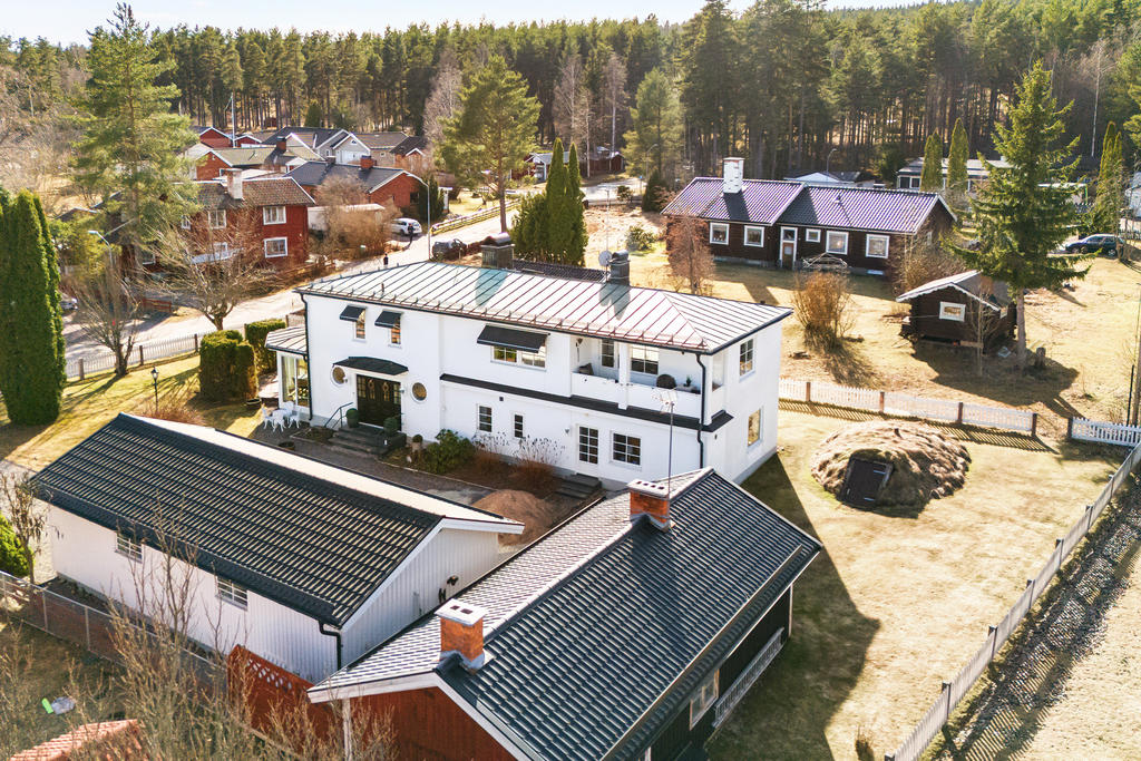 Riktigt pampig tvåplansvilla med garage och uthus!