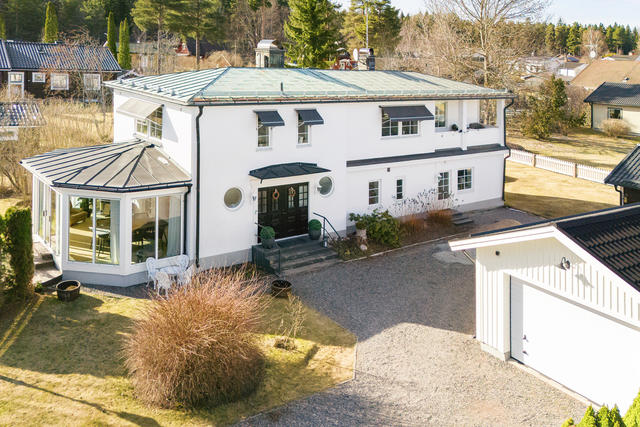 Eleganta dubbeldörrar i sobert svart