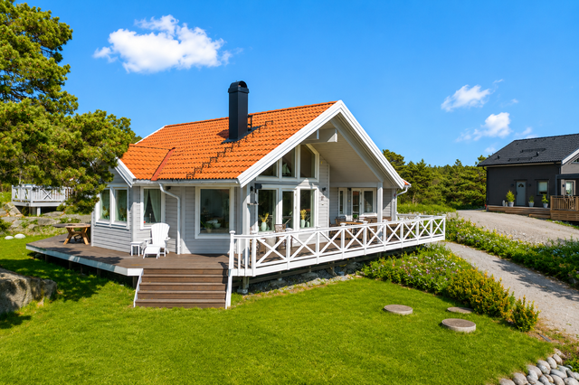 Välkommen till Örnekullsvägen 
AI-redigerad sommarbild