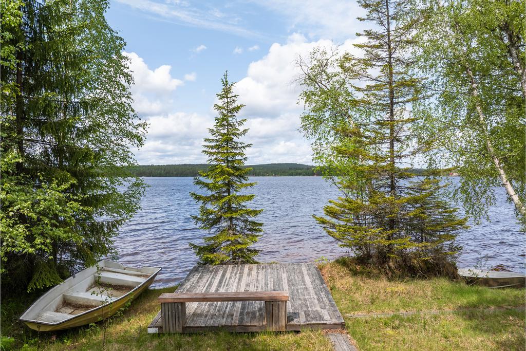 Markområdet vid sjön (OBS! Båtar och bryggan på bilden tillhör ej säljaren)