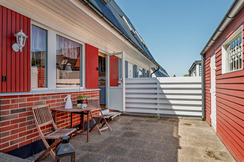 Skyddad uteplats vid husets framsida