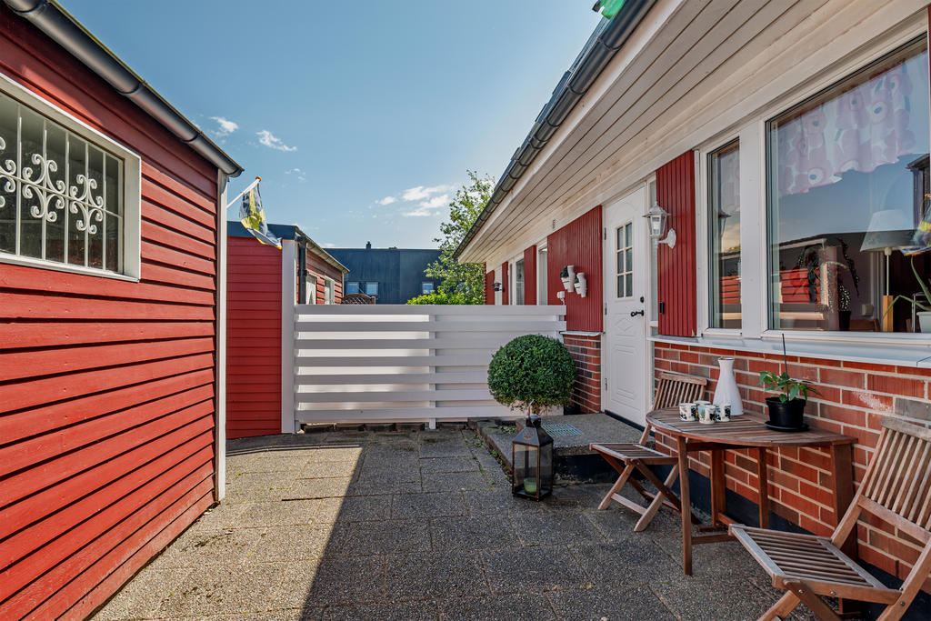 Skyddad uteplats vid husets framsida