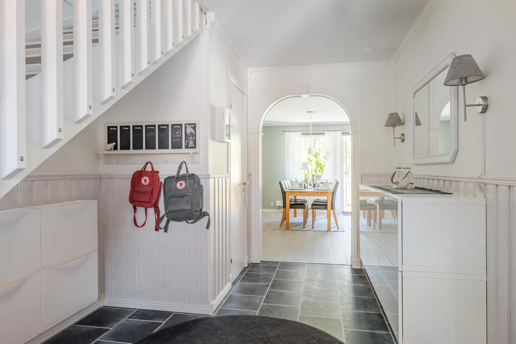 Hall mot vardagsrummet