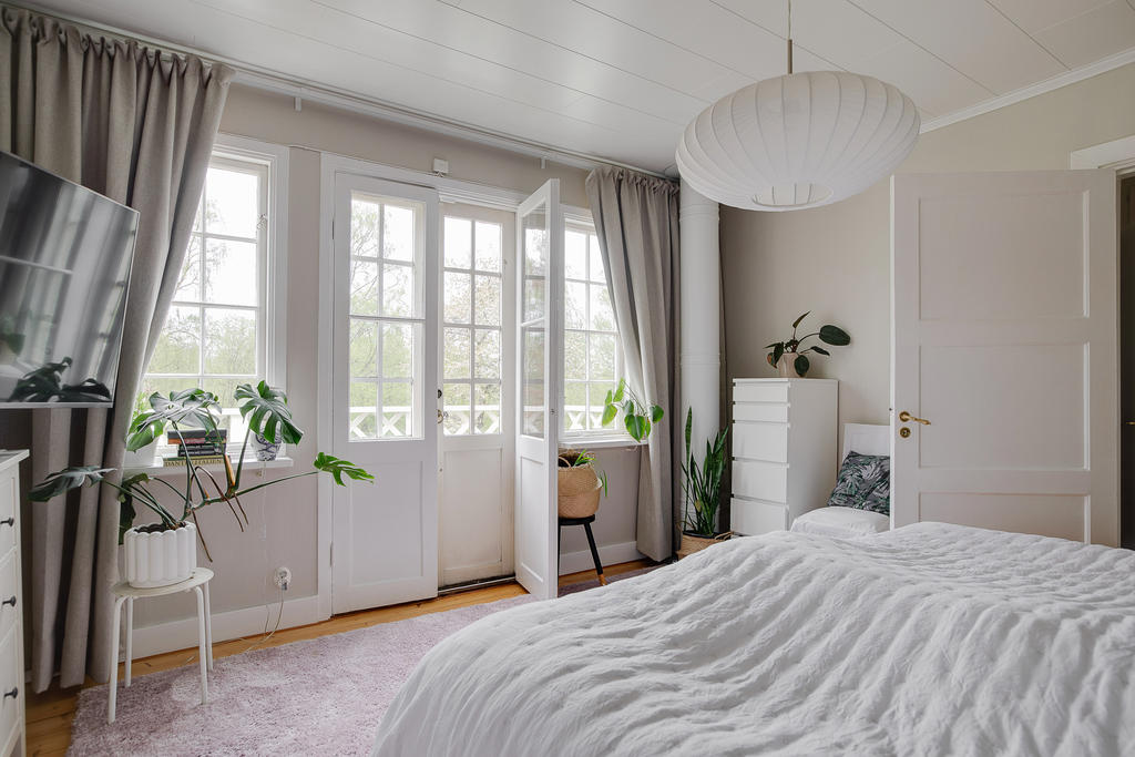 Med utgång till balkong