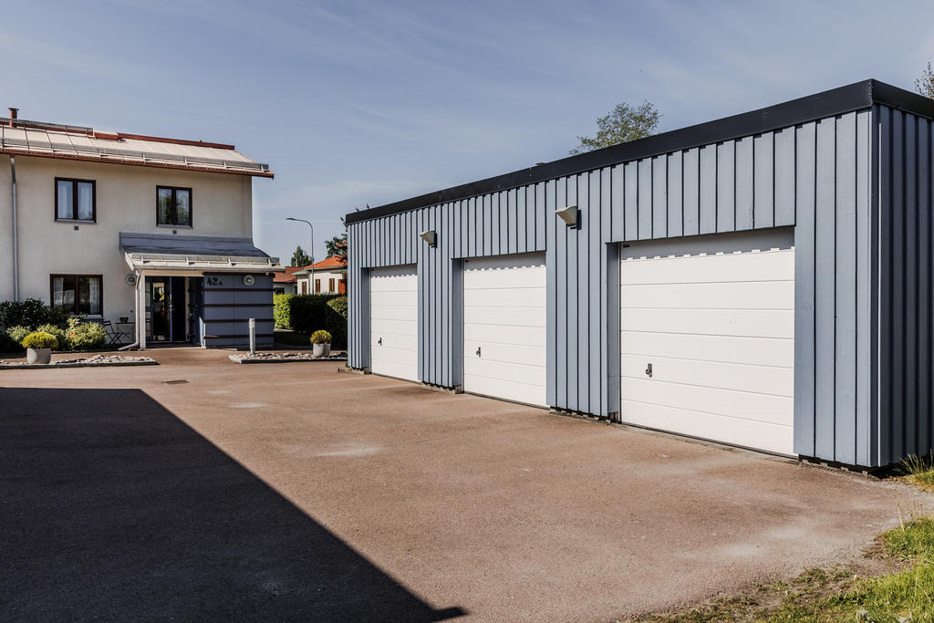 Ett garage följer bostaden