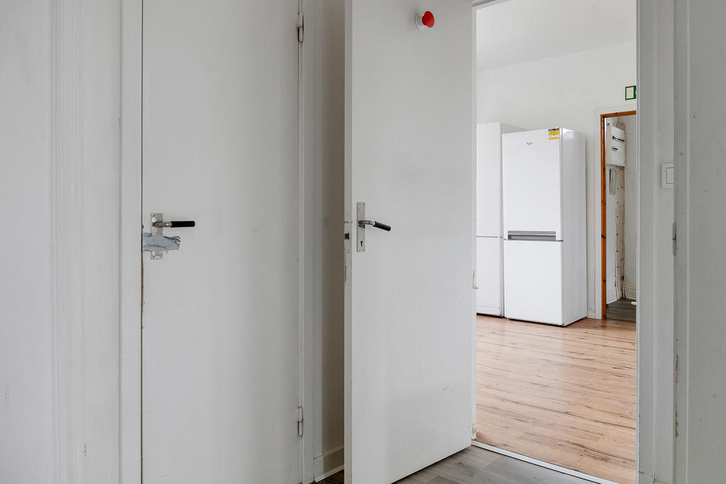 Hall mot kök och dörr till badrum
