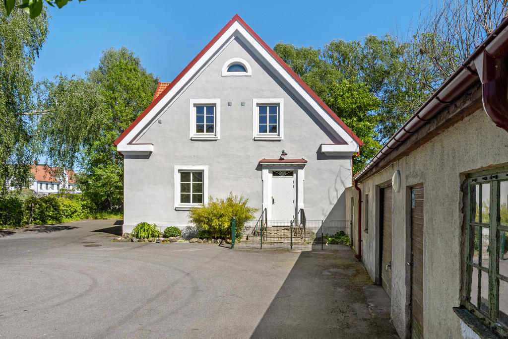 Entré till vån 1 på gavelsidan