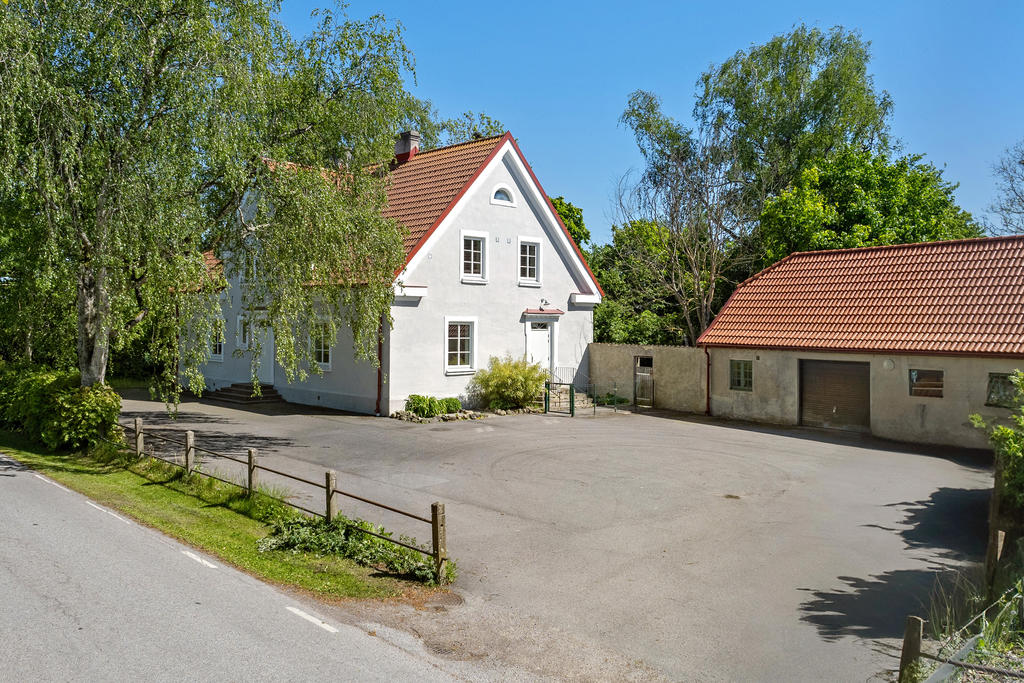 Gott om plats för bilar. Sidobyggnad med garage och förvaring
