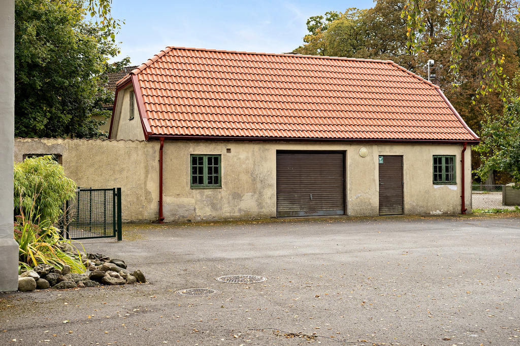 Gårdshus med garage och gott om plats för bilar