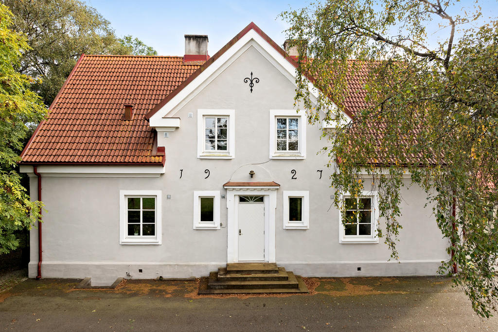 Byggnaden har renoverats varsamt exteriört