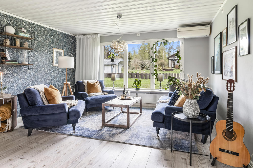 Allrum med fina fönsterpartier