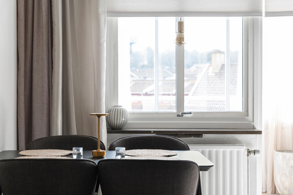 Plats med matbord & stolar i vardagsrummet 
