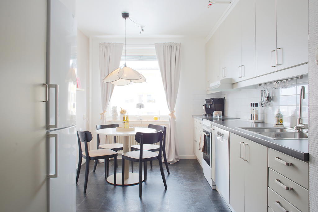 Ljust kök med öppen planlösning från hallen