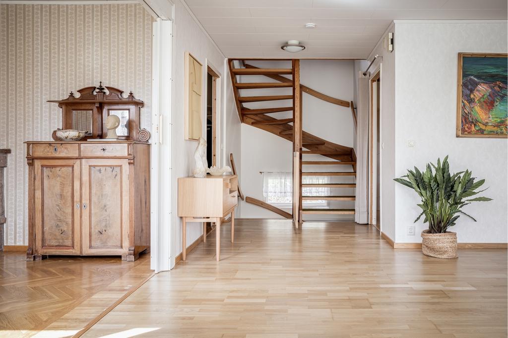 Från vardagsrummet tar du dig upp till den delvis inredda  vinden.