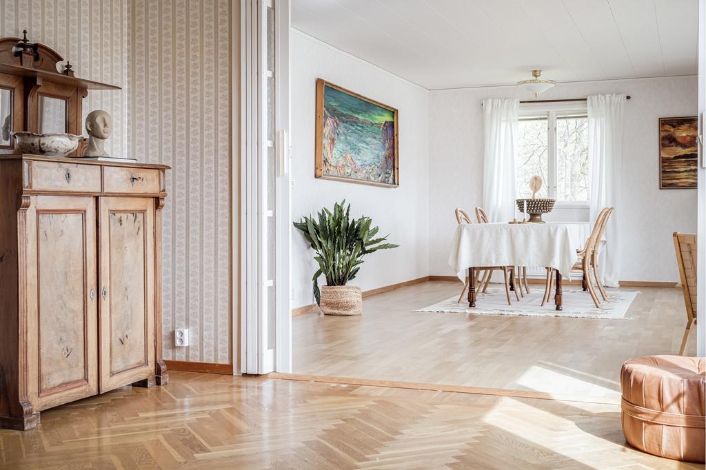 Vidare in kommer du till biblioteket, men som också kan göras om till ytterligare sovrum. Det är oerhört charmigt och ombonat med sin vackra fiskbensparkett och ljuva mönstrade tapeter.