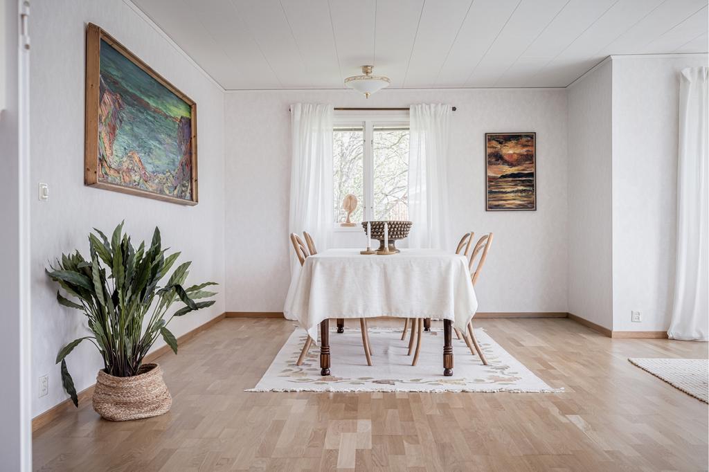Matsalsdelen är väl tilltagen och rymmer många vänner och stor familj.