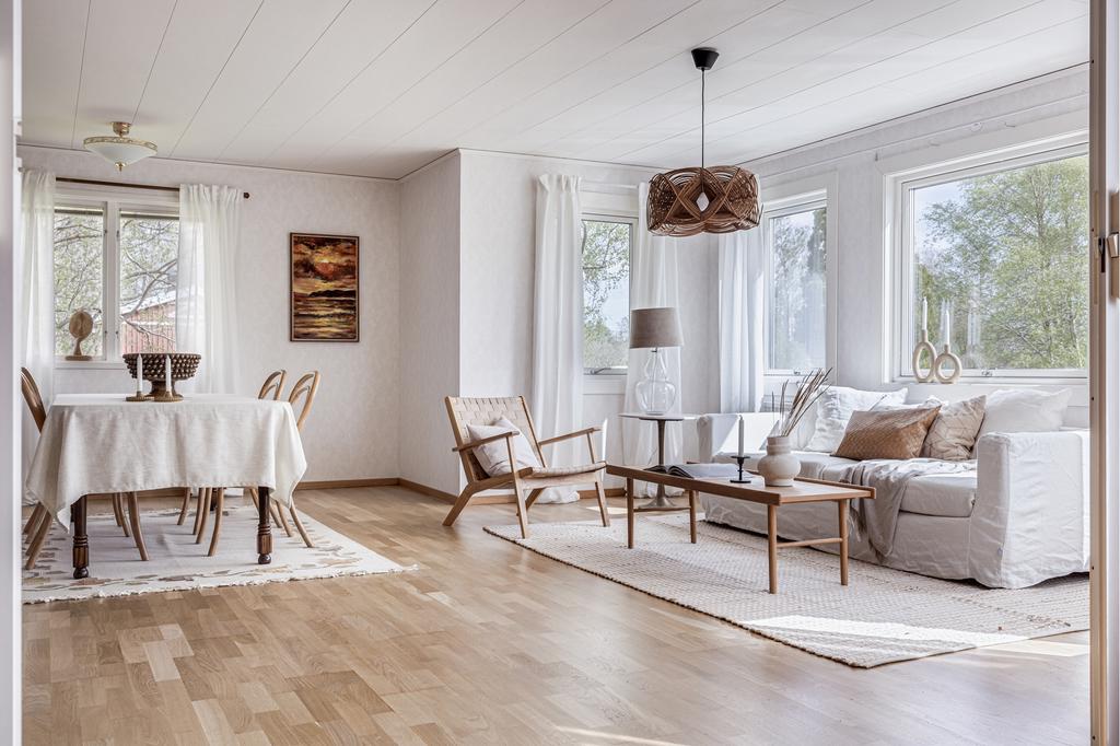 Den tillbyggda delen av huset, på 1970-talet, resulterade i detta stora öppna vackra ljusa vardagsrum.