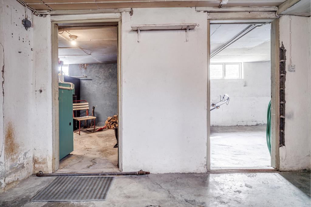 Från en annan vinkel ser du till vänster, pannrummet och till höger skymtar du garaget igen. Rummet vi fotar ifrån har tidigare användas till förvaringsytan.