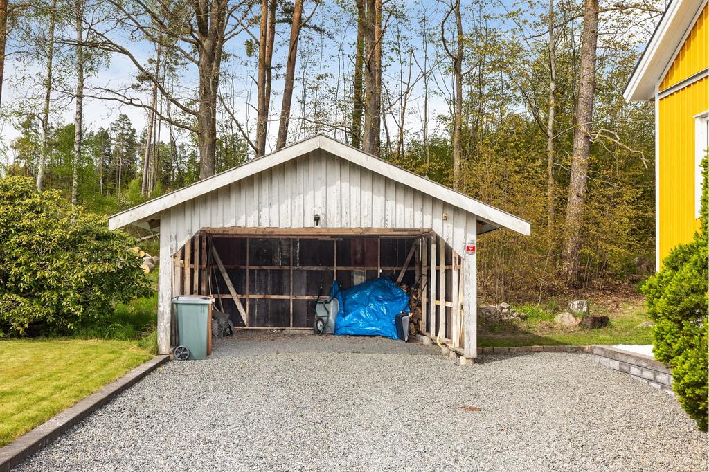 Carporten som behöver lite omvårdnad.