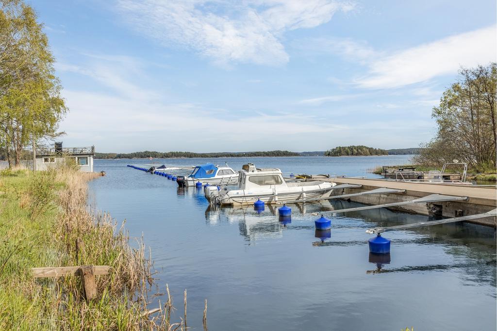 En kort promenad bort ligger Sjöviks småbåtshamn.