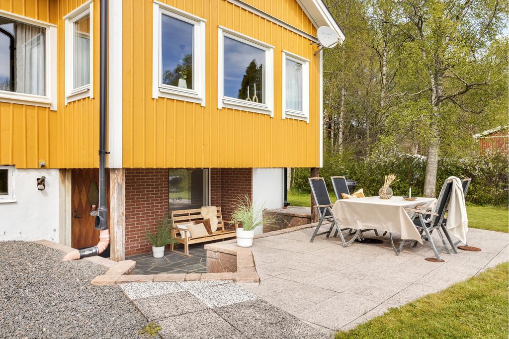 Ytan direkt till höger om entrédörren rymmer en soffa eller cafébord och några stolar. Perfekt om man vill söka lite skugga en varm och solig sommardag.