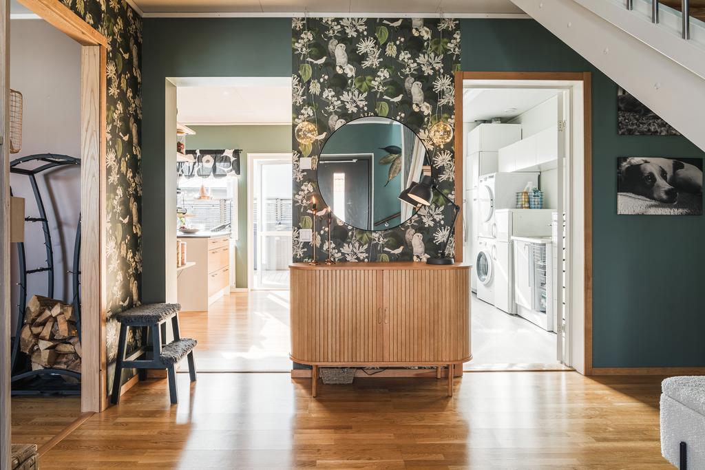 Hall mot kök och tvättstuga