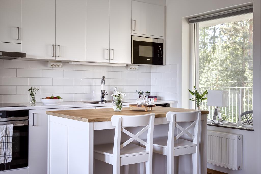 Köksfönstret ger fantastiskt fint ljusinsläpp samt fin utsikt över naturen och föreningens poolområde.