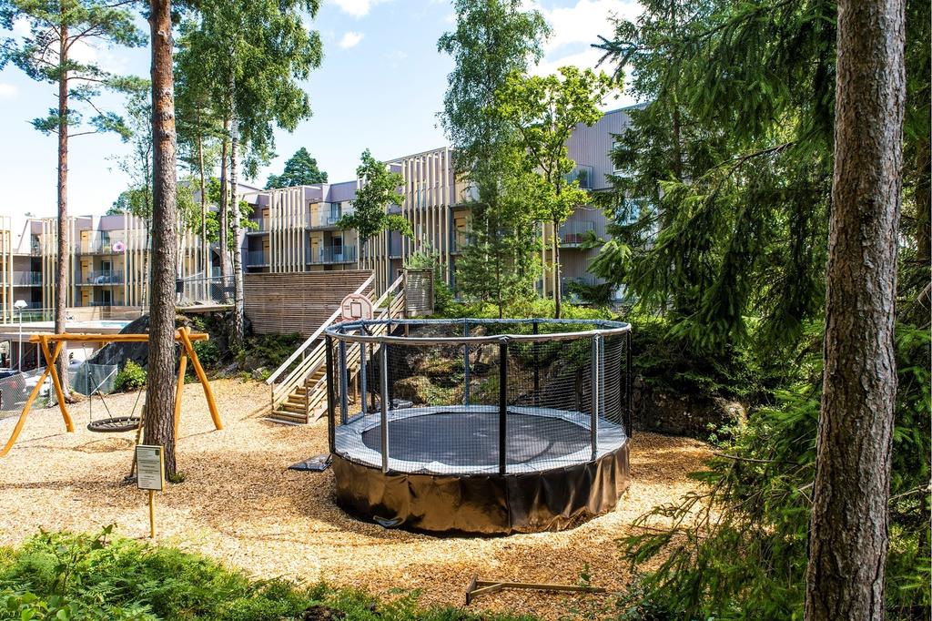 Lekplats för de små i naturen är ju optimalt.