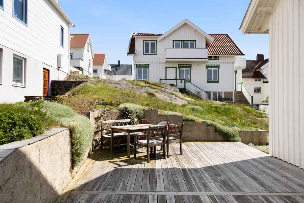Stora uteplatser runt huset