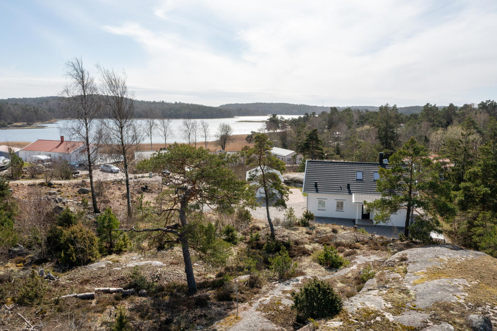 Välkommen till Krossnäs och en härligt belägen tomt på Örnekullsvägen 8