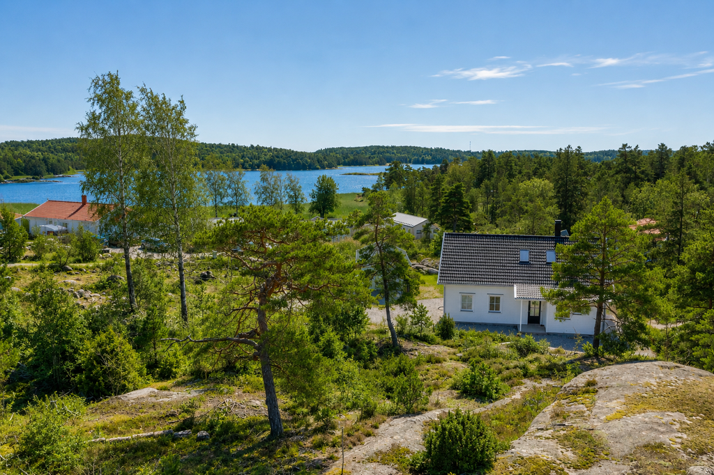 Fint belägen tomt ! 
AI-redigerad sommarbild
